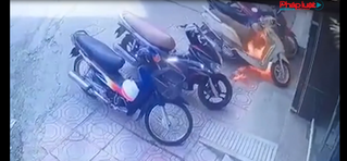 Gã đàn ông có sở thích “kỳ quái”, đốt xe máy của người dân