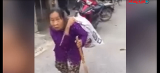 Ấm lòng hình ảnh cụ bà 'cõng' bao quần áo và mì tôm gửi ủng hộ miền Trung