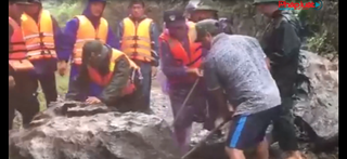 Khắc phục sự cố sạt lở đường để vào cứu trợ đồng bào Rục