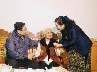 Thủ tướng Chính phủ Phạm Minh Chính thăm gia đình người có công tại Lai Châu