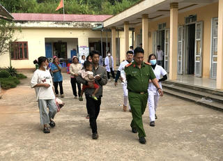 Công an xã đưa cháu bé 2 tuổi bị ngộ độc thuốc sâu đi cấp cứu kịp thời