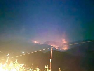 Hàng trăm người cứu rừng đang cháy tại Sa Pa