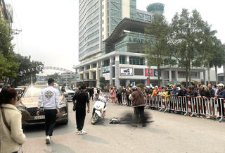 Mở cửa xe không quan sát gây tai nạn khiến một người tử vong