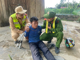 Bắt giữ đối tượng vứt ma túy vào vườn nhà dân khi gặp công an 