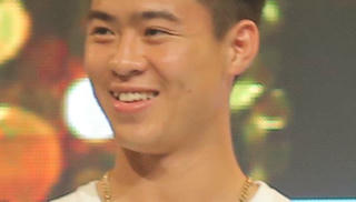 Cầu thủ Duy Mạnh và Thái Quý tặng trái bóng cho 'Tò he Fun'