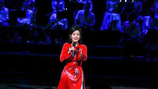 Diva Hồng Nhung dịu dàng với 'Áo lụa Hà Đông'