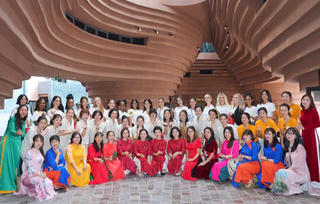 Các thí sinh Hoa hậu Du lịch Thế giới 2022 khám phá làng cổ Bát Tràng