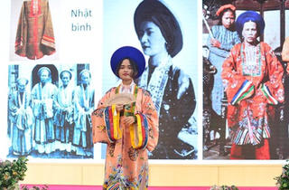 Triển lãm ảnh di sản và trình diễn áo dài dân tộc truyền thống