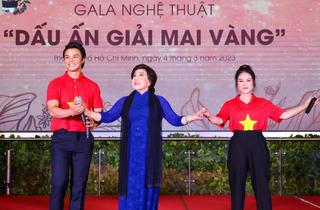 NSND Lệ Thủy ủng hộ 100 triệu đồng xây nhà cho người nghèo