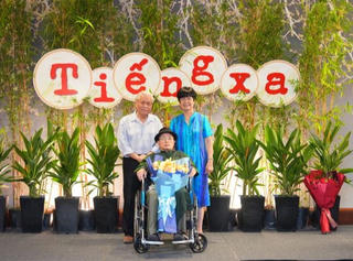 "Tiếng xa"- thơ hòa cùng thời trang tôn vinh tình phụ tử