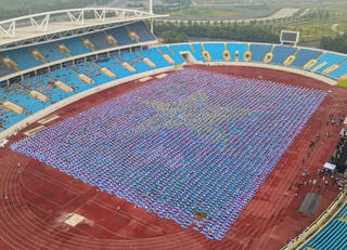 Xác lập kỷ lục 5.000 người đồng diễn yoga, xếp hình lá cờ Tổ quốc