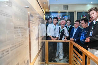 'Anh trai say hi' được nghe giới thiệu về lịch sử phát triển của tờ báo Đảng