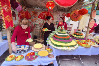 Những bức tranh tuyệt đẹp được khắc lên từ xôi Phú Thượng