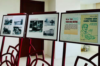 Nhà báo Đinh Quang Thành và nhà báo Trần Mai Hưởng trao tặng những tấm ảnh quý