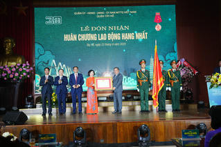 Quận Tây Hồ đón nhận Huân chương Lao động hạng Nhất
