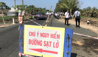 Cà Mau đề xuất đưa nước mặn vào "cứu" đường khỏi sụp lún