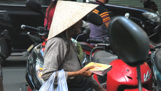 Bạc Liêu hỗ trợ người bán vé số dừng việc để phòng chống Covid - 19