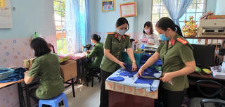 Phụ nữ phòng Hậu cần Công an Kiên Giang may gần 4.000 khẩu trang chống dịch COVID-19