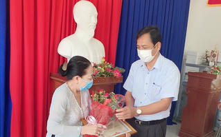 Tặng Bằng khen cho các đối tượng bảo trợ xã hội ủng hộ công tác ứng phó dịch bệnh và hạn hán tại Cà Mau