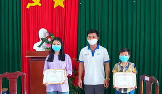 Hai em học sinh đập heo đất ủng hộ quỹ phòng, chống dịch Covid-19