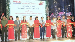 Báo Pháp luật Việt Nam “Chung tay xóa nghèo pháp luật về biên giới, biển đảo” khu vực Miền Trung - Tây Nguyên 