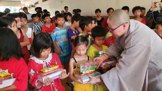 Trung tâm Văn hóa Phật giáo Việt Nam tại Hàn Quốc trao quà cho trẻ em mồ côi tại Kiên Giang