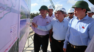 Phó Chủ tịch Quốc hội Phùng Quốc Hiển đồng tình với dự án cấp nước sinh hoạt cho người dân ĐBSCL