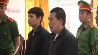 Ra tòa vì "ôm" tiền qua biên giới không khai báo 