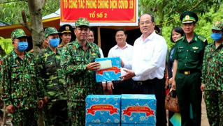 Lãnh đạo An Giang thăm, tặng quà các tổ công tác phòng, chống dịch bệnh Covid-19