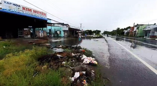 Quốc lộ 1A thuộc khu vực thị trấn Hòa Bình (Bạc Liêu) cần có hệ thống thoát nước