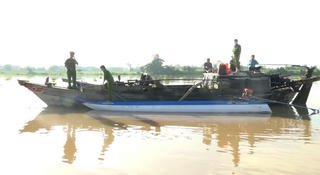 Bắt quả tang liên tiếp 4 ghe khai thác cát trái phép trên sông Hậu – sông Tiền