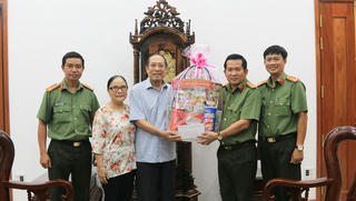 Thăm hỏi gia đình nguyên lãnh đạo tỉnh và Công an tỉnh An Giang