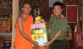 Công an An Giang chúc mừng Lễ Sene Dolta 