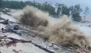 Nguy cơ cao vỡ đê ở Cà Mau do hoàn lưu bão số 5