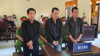 3 bị cáo lãnh án 36 năm tù vì chém người để "dằn mặt" 