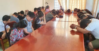 Phát hiện nhiều phụ nữ nửa đêm 'sát phạt đỏ đen' với đàn ông ở khu đất trống