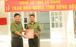 Công an tỉnh An Giang trao nhà Nghĩa tình đồng đội