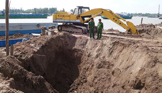 Bắt quả tang vụ khai thác đất mặt trái phép
