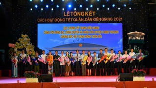  Ấm tình quân dân vùng “bom cày đạn xới” 
