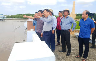 Thứ trưởng Bộ NN-PTNT kiểm tra, thăm hỏi người dân tại xã Đất Mũi 