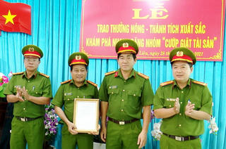 Công an tỉnh Bạc liêu thưởng nóng lực lượng phá án của Công an huyện Hòa Bình 