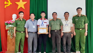 Khen đột xuất học sinh có thành tích trong phong trào “Toàn dân bảo vệ ANTQ”