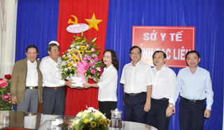 Lãnh đạo Bạc Liêu thăm, chúc mừng thầy thuốc, cán bộ y tế tiêu biểu