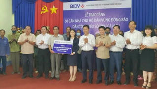Cà Mau trao tặng tượng trưng 50 căn nhà cho hộ dân vùng dân tộc thiểu số