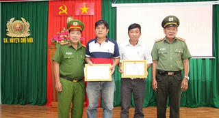 Khen thưởng 2 hiệp sĩ đường phố bắt kẻ trộm xe máy