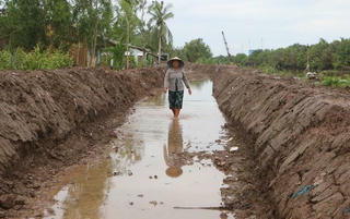  Người dân khổ vì đường thi công chậm như rùa