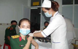 Cán bộ, chiến sĩ tiêm vaccine phòng COVID-19 đợt 04 