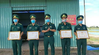 Trao thưởng tại các chốt biên cương cho cán bộ, chiến sĩ phòng chống dịch