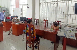 4 phụ nữ đánh bài ăn tiền bất chấp giãn cách xã hội