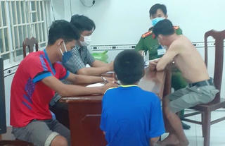 Nhóm người tụ tập ăn nhậu giữa đường bất chấp quy định giãn cách